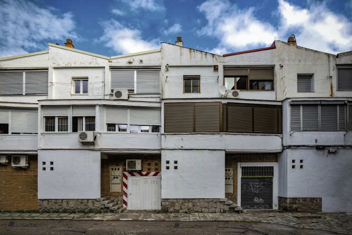 fotografia edificio ribera manzanares fachada ventanas hogares arquitectura paisaje urbano siuacionismo psicogeografia antonio beltran